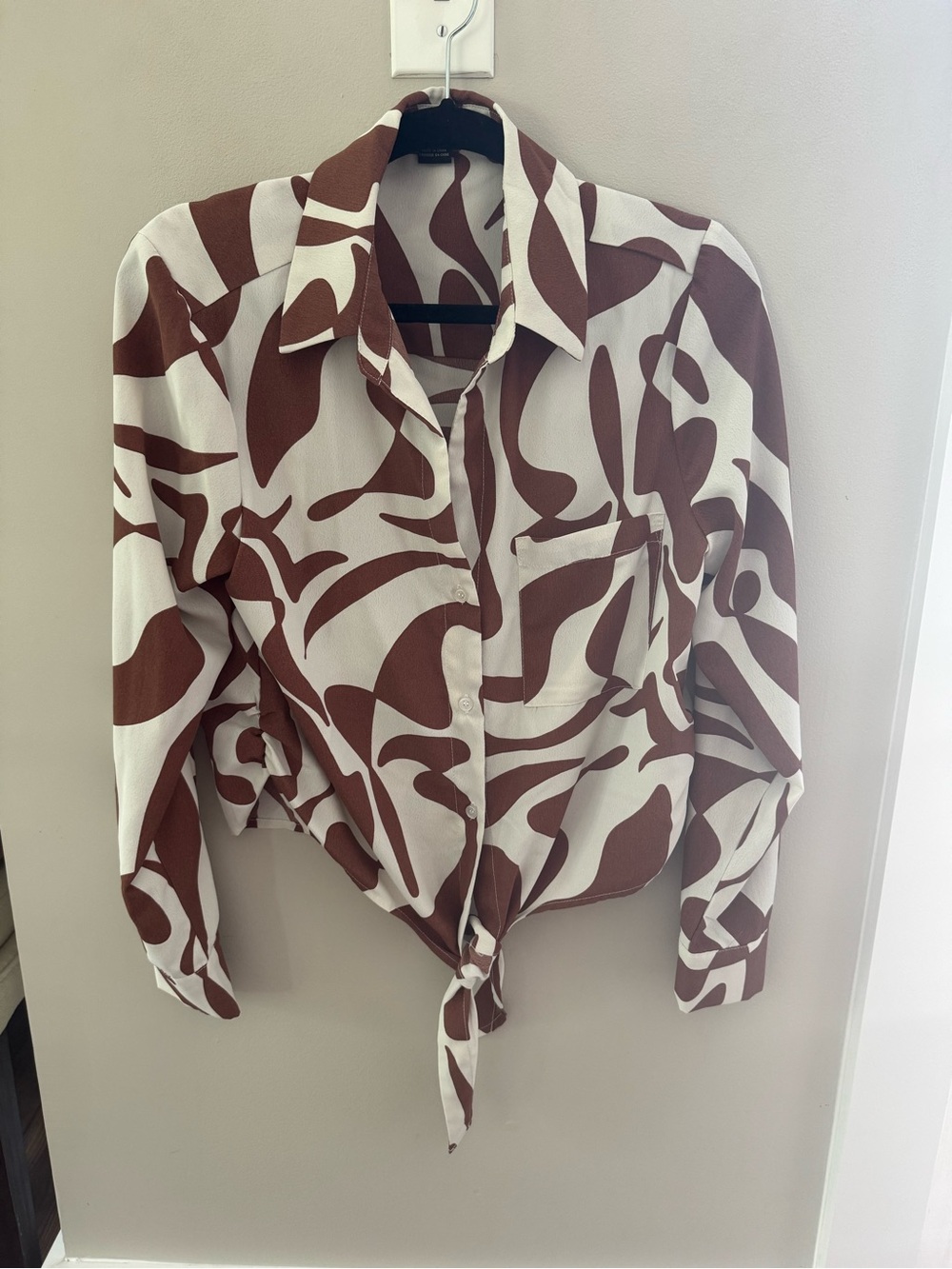 Sanctuary Brown and White Abstract Tie-Front Blouse